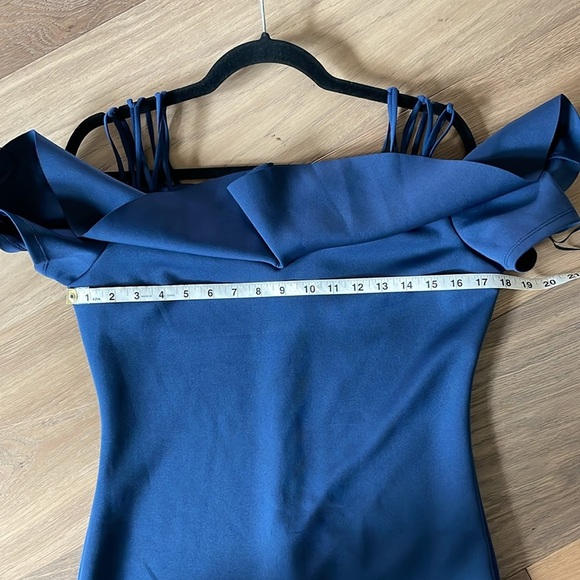 Guess Edrea Ruffled Cold Shoulder Dress Bodycon Navy Blue Size Large NWOT - Picture 4 of 12